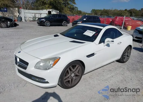 2016 Mercedes-Benz Slk 300 z USA, uszkodzony, nr VIN WDDPK3JA6GF117788